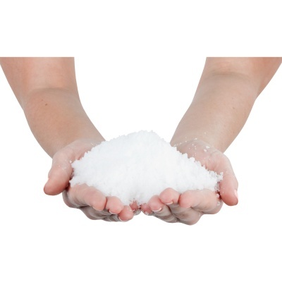 Mãos humanas segurando sal grosso branco