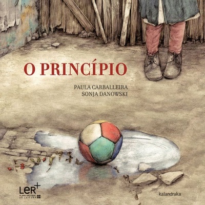 Capa do livro 'O PRINCÍPIO' com bola colorida e pernas de criança em chão de terra