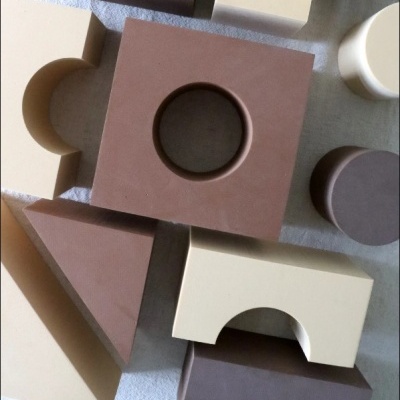 Blocos de construção geométricos em madeira de várias cores