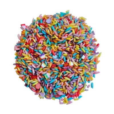 Confeitos coloridos variados em fundo branco