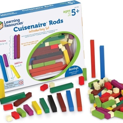 Conjunto de peças coloridas retangulares Cuisenaire Rods com caixa branca e texto azul e verde