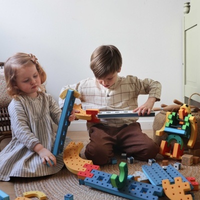 Crianças a brincar com brinquedos de construção de madeira coloridos