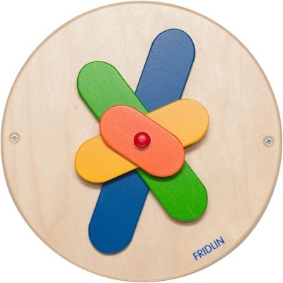 Relógio de madeira colorido com ponteiros e botão central vermelho