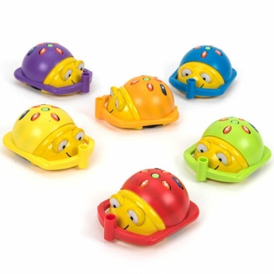 Brinquedos coloridos tipo joaninhas de plástico em fundo branco