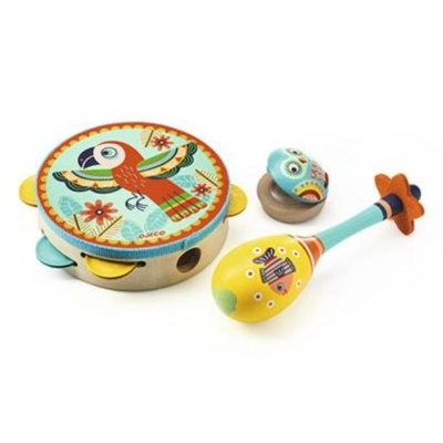 Instrumentos musicais infantis em madeira com padrões coloridos e desenhos de pássaro