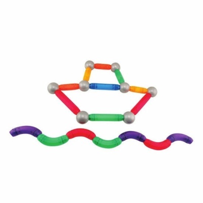 Peças magnéticas coloridas com esferas metálicas dispostas em forma sobre fundo branco