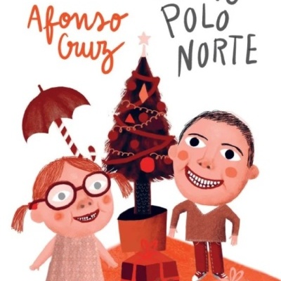Capa de livro infantil com crianças, árvore de Natal e presentes
