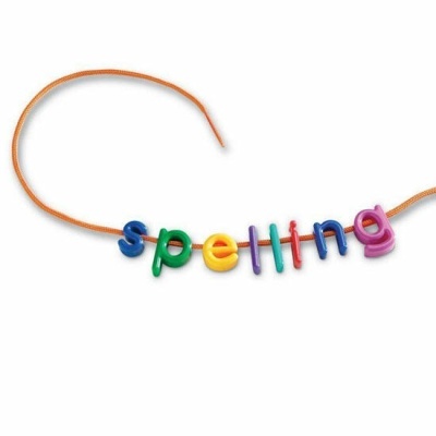Cordão com letras coloridas a formar a palavra 'spelling'