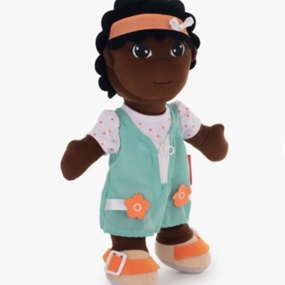 Boneca de pano com vestido verde e fita de cabeça laranja