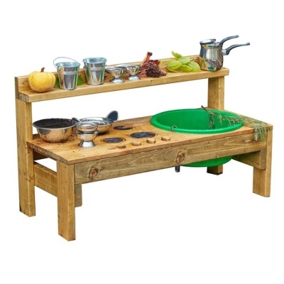 Mesa de brincar infantil de madeira com utensílios e balde verde