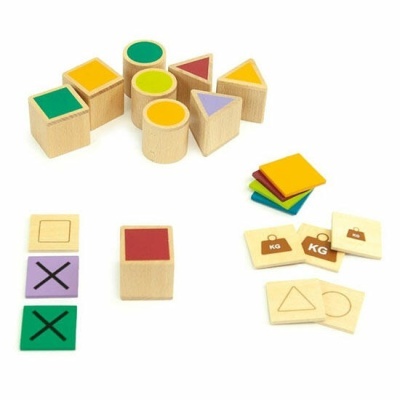 Conjunto de blocos e peças de madeira coloridas com formas geométricas e textos KG