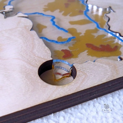 Mapa em madeira com detalhes em azul, dourado e botão tridimensional destacável.