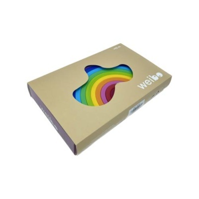 Caixa castanha do brinquedo Weibo com peças de madeira coloridas visíveis