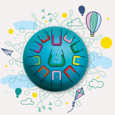 Tambor de aço azul com lengalengas coloridas numeradas e fundo decorado com balões e nuvens