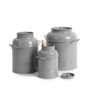 Conjunto de três latas metálicas cinzentas com alças e tampas, uma contém espátulas de madeira.