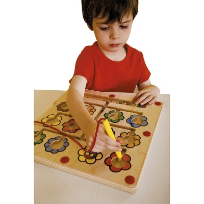 Criança a brincar com brinquedo educativo de madeira colorido