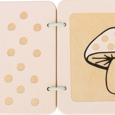 Livro de madeira infantil com padrão de bolinhas e desenho de cogumelo com raposa.