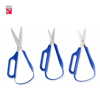 Três tesouras azuis com lâminas metálicas e design ergonómico em fundo branco