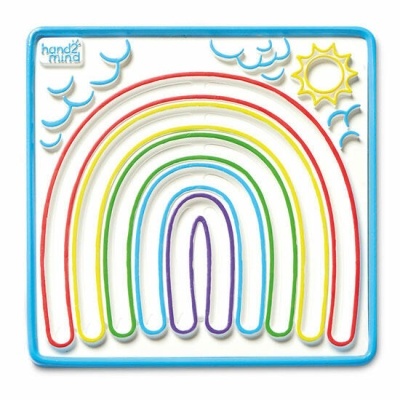 Brinquedo educativo com arame colorido em arco-íris fixado em base branca com sol e nuvens.
