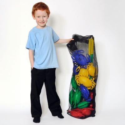 Criança segurando saco de rede com brinquedos de caranguejo coloridos