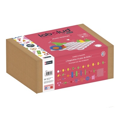 Caixa de cartão com rótulo vermelho e peças coloridas para construção