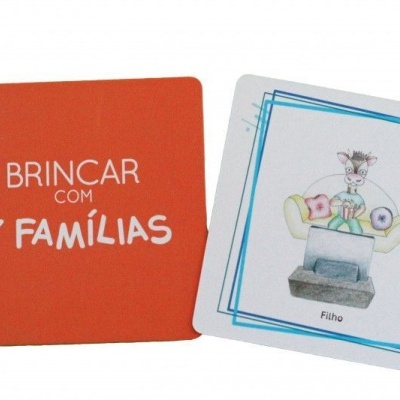 Duas cartas quadradas para jogo, uma laranja com texto e outra com desenho de girafa e texto Filho