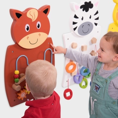 Painéis de atividades infantis de madeira com tema de animais e crianças a brincar