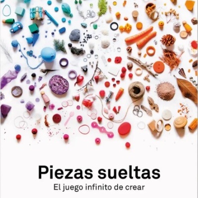 Capa de livro com peças coloridas e texto em espanhol