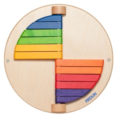 Brinquedo musical de madeira colorido com base circular