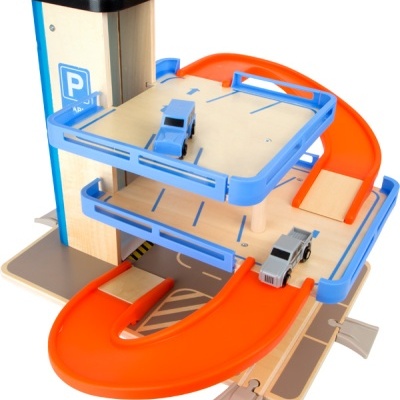 Parque de estacionamento de madeira para brinquedo com rampas laranjas e dois carros de brinquedo