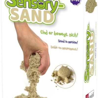 Caixa branca de areia sensorial Sensory SAND com mão a segurar areia cinza clara e texto trilingue