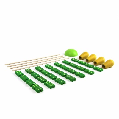 Peças de jogo em madeira verde e amarela com varas e suporte.