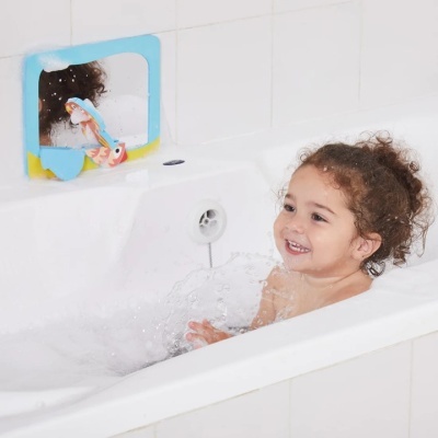 Criança na banheira com bolhas e espelho infantil azul e amarelo
