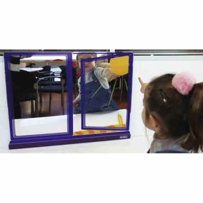 Espelho duplo com moldura roxa numa mesa branca com criança a olhar