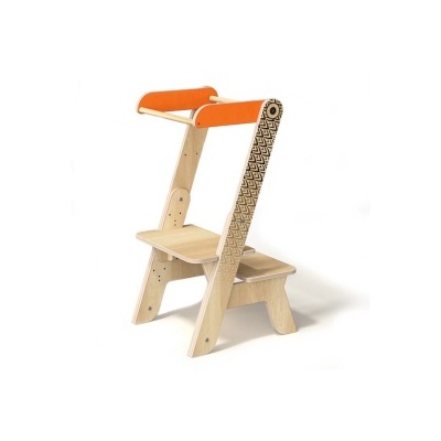 Cadeira de madeira clara com apoio almofadado laranja