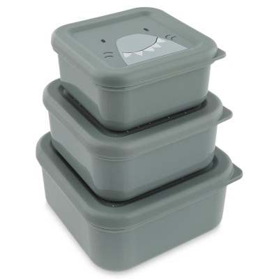 Três caixas plásticas cinza empilhadas com tampa com desenho de tubarão