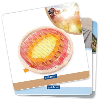 Cartão educativo com fotografia de fruto laranja cortado disposto em tabuleiro de madeira