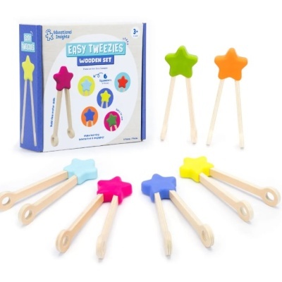 Conjunto de pinças de madeira com estrelas coloridas e embalagem azul e branca