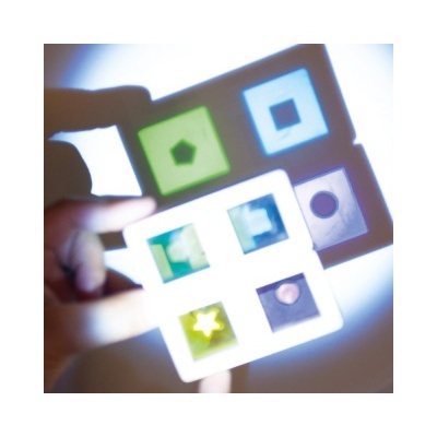 Slides de transparências coloridas com formas geométricas e símbolos variados