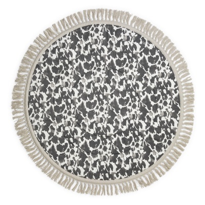 Tapete redondo com padrão preto e branco e franjas bege