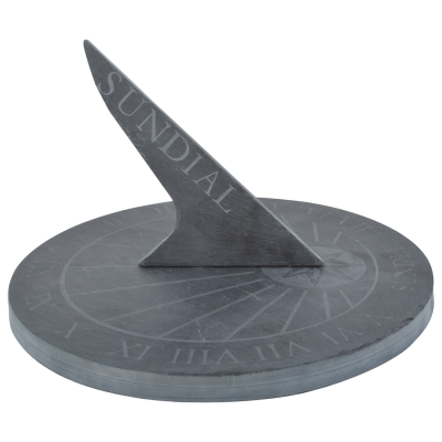 Relógio de sol de pedra cinza com números romanos e palavra SUN DIAL