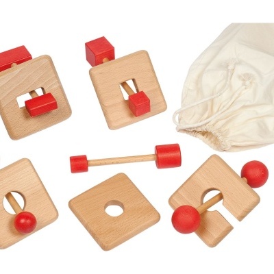 Peças de madeira naturais e vermelhas para montar com saco de tecido