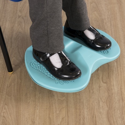 Tapete azul claro antiderrapante para pés com textura e pegadas, criança com sapatos pretos e meias brancas sobre ele