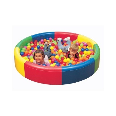Piscina de bolas infantil colorida com crianças a brincar
