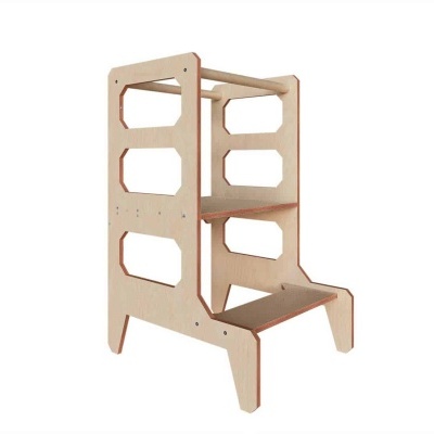 Escada de madeira clara com três degraus e recortes nas laterais