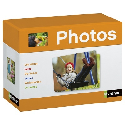 Caixa para armazenamento de fotos com texto multilingue e imagens de crianças no baloiço