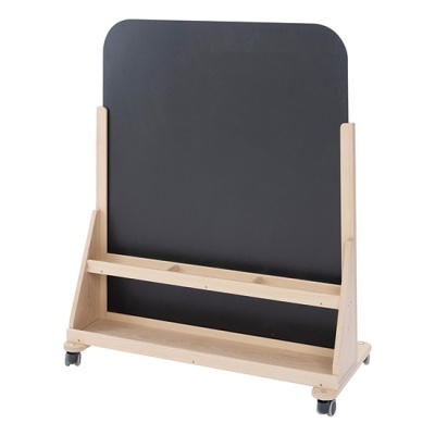 Quadro negro com suporte de madeira clara e rodas