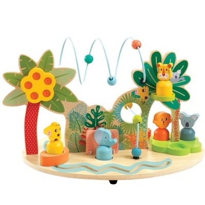 Brinquedo infantil de madeira com animais coloridos e decoração de árvores e folhas