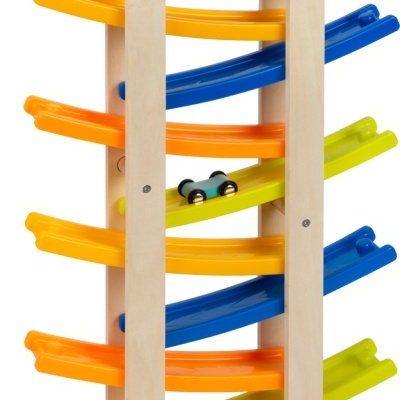 Brinquedo de pista de carrinhos em madeira com carrinhas coloridas