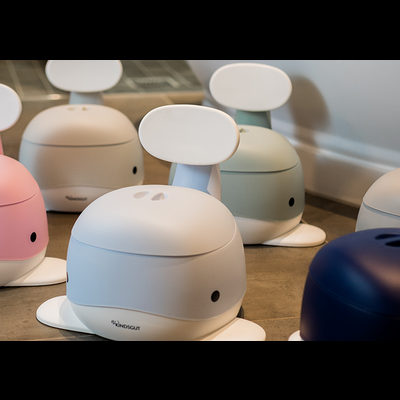 Cadeiras infantis coloridas com encosto redondo e base larga em piso de cimento polido